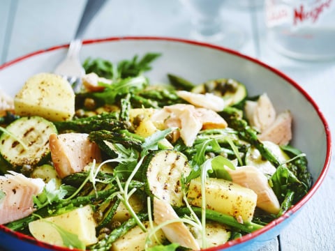 Aardappelsalade Met Gegrilde Asperges Courgette Gerookte Forel En