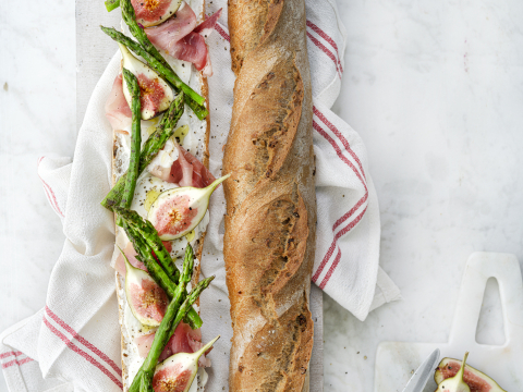 Stokbrood Met Mozzarella Vijgen En Groene Asperges Libelle Lekker