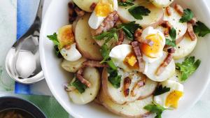 Aardappelsalade met spek en zachtgekookte eitjes