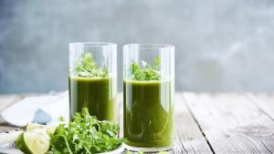 Groene smoothie met komkommer, spinazie en verse kruiden