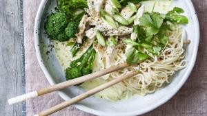 Curry van kip met broccolini en rijstnoedels