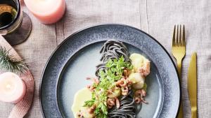 Zwarte pasta met sint-jakobsvruchten en garnalen