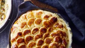 Klassiek vispannetje onder bladerdeegkorst