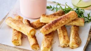 Kaasloempia’s met pikante saus