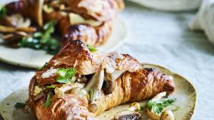 Croissantcroque met brie en boschampignons