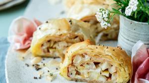 Hartige appel-pastinaakstrudel met ham en mosterdkaas