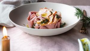 Homemade roze pasta met frisse dilleboter en warmgerookte zalm