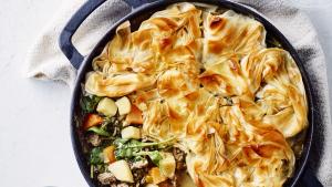 Groentepannetje met rundergehakt en filodeegkorst