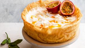 Wittechocolademoussetaart met passievrucht