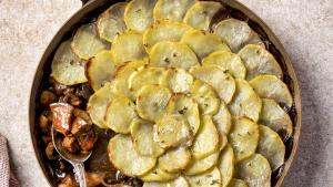 Stoofpotje van spek en champignons met een aardappeldakje