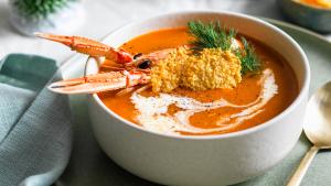 Kreeftenbisque met parmezaankoekje