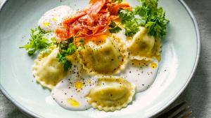 Ravioli met witte saus en krokantje van ham