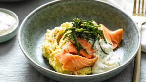 Warmgerookte zalm met truffelpuree, tartaarsaus en zeekraal