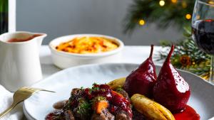 Wildstoofpotje met witloof, peertjes en aardappelgratin