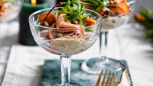 Vitello tonnato met rucola en knoflookcroutons