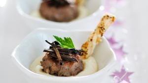 Everzwijnquenelles met truffel en aardpeerpuree