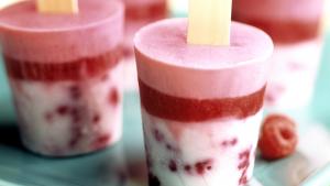 Frambozen-yoghurt-ijs op een stokje