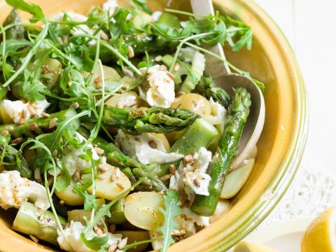 Salade van groene asperges en krieltjes