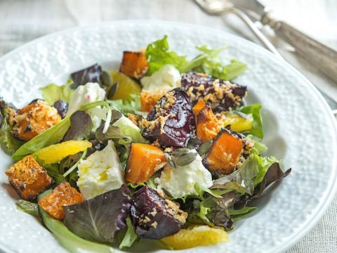 Salade met gegrilde groenten, sinaasappel en feta