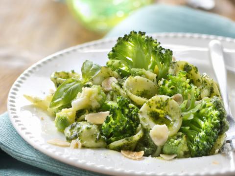 Pasta met broccoli, romanesco en salsa verde