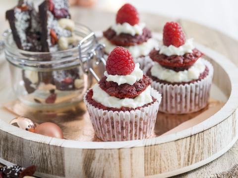 Red velvet cupcakes met chocolade-superfood-reep