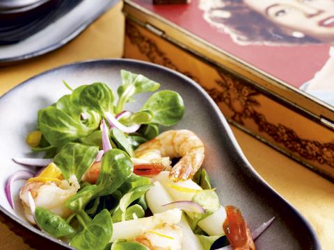 Salade van witte asperges met veldsla en scampi's