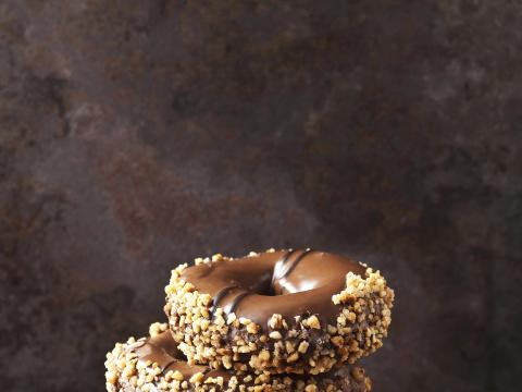 Donuts, glaçage au chocolat et crumble de noix