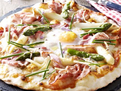 Pizza alpina met asperges, ham en ei