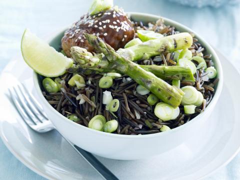 Salade van wilde rijst en asperges met oosterse gehaktballen