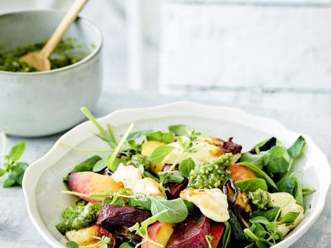 Salade van gegrilde groenten en steenfruit