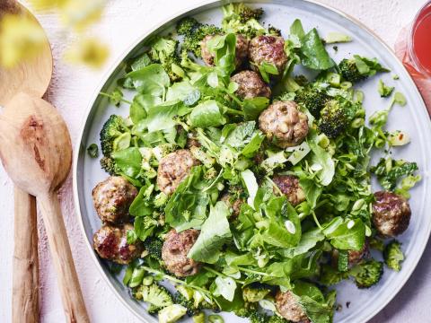 Salade van geroosterde broccoli met lam-notenballetjes