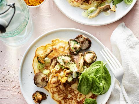 Hartige kaaspannenkoekjes met gebakken champignons