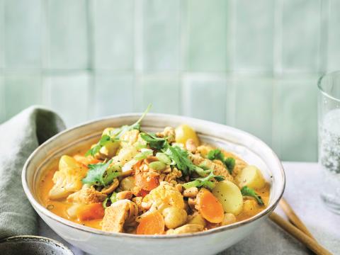 Vlaamse curry met kip, bloemkool, aardappelen en wortelen