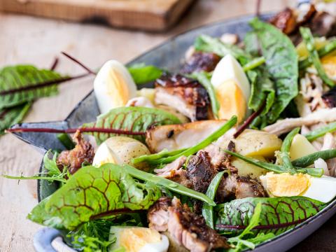 Salade lyonnaise met traag gegaard gelakt buikspek