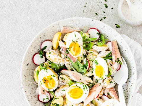 Aardappelsalade met forel en eieren