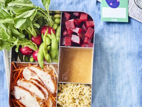 Poke bowl lunchbox met kip, groentjes en bulgur