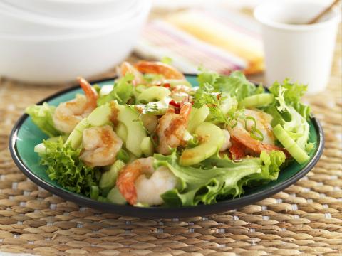 Salade met reuzengarnalen en komkommer