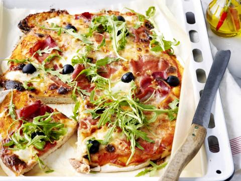 Pizza met olijven en ham