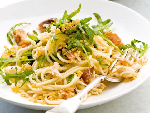 Spaghetti met krab, rucola en pancetta