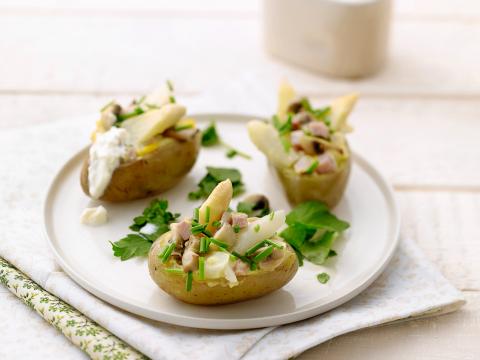 Gevulde aardappelen met asperges en ham