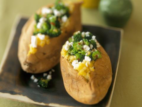 Gevulde aardappel met broccoli en feta