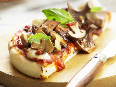 Pizza met champignons en taleggio