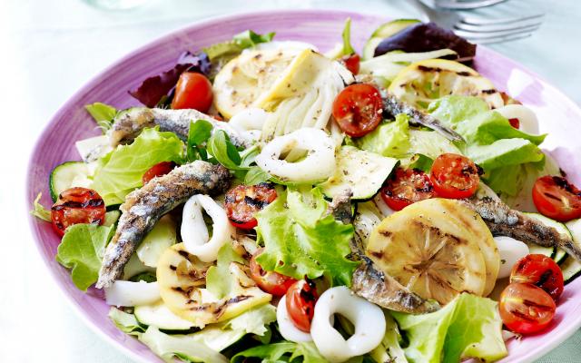 Salade aux calamars, aux sardines et au citron
