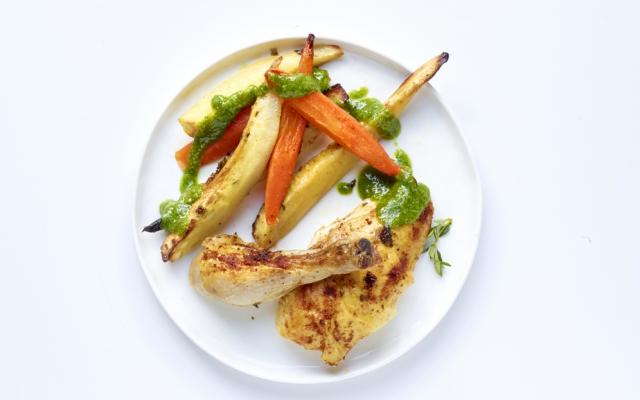 Kip met vergeten groenten en kalepesto