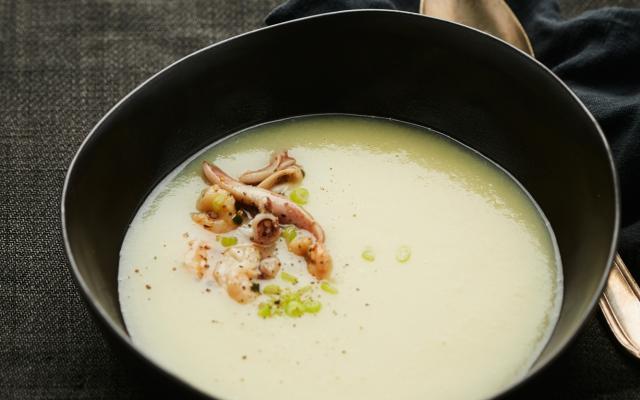 Soupe de panais aux fruits de mer et noisettes