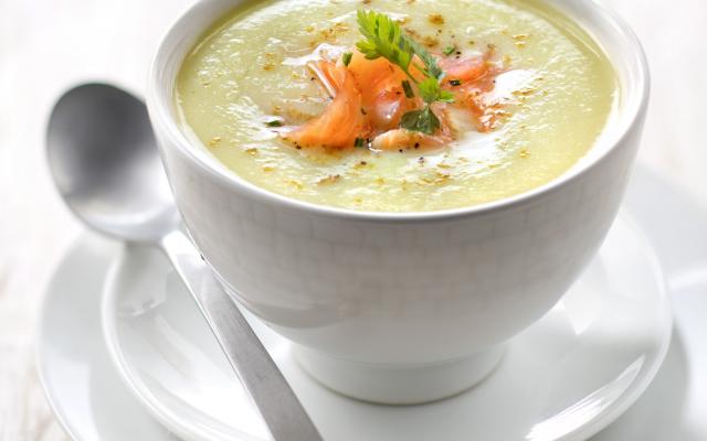 Soupe épaisse de courgettes à la feta et au saumon fumé