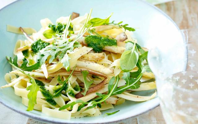 Feestelijke pasta met balsamico, asperges en rucolapesto