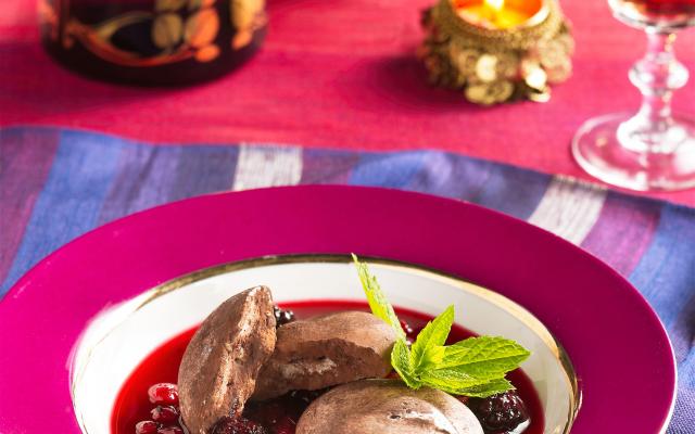 Soupe de fruits rouges, meringues au chocolat