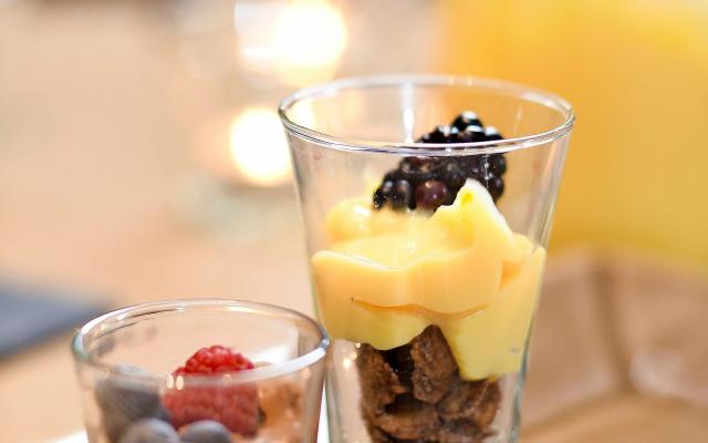 Mousse légère au chocolat et purée d'ananas au citron vert