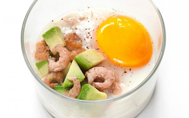 Œuf avocat/crevettes au four
